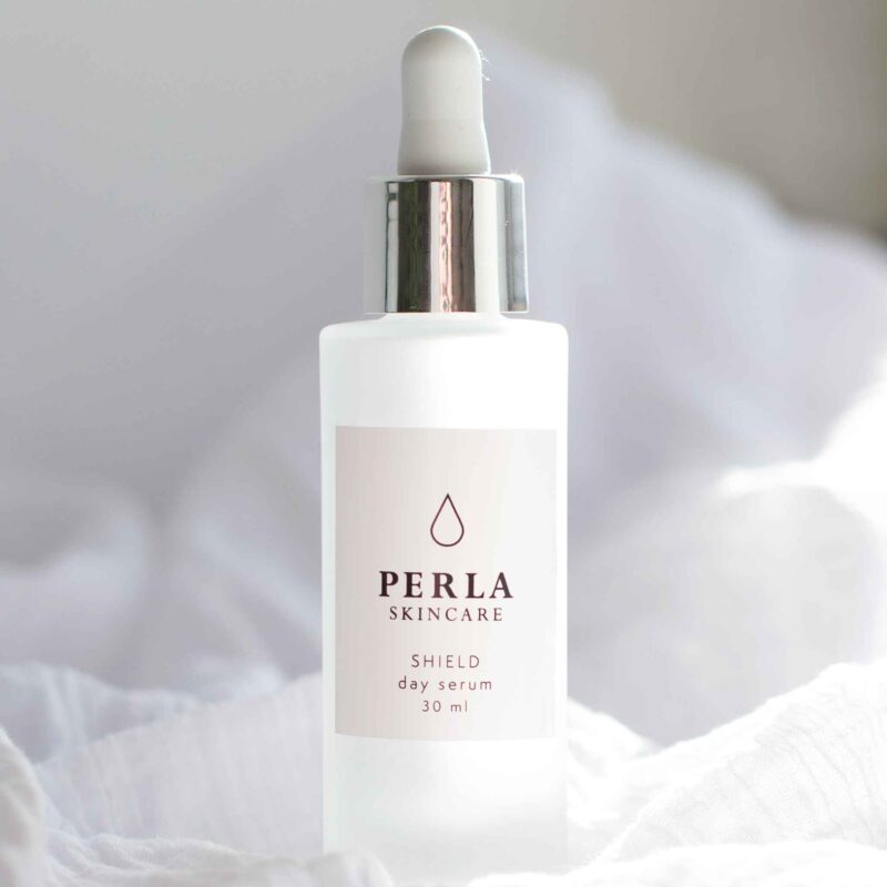 Perla Skincare anti-ageing Shield day serum for a smoother, brighter skin. It protects the skin from environmental effects.