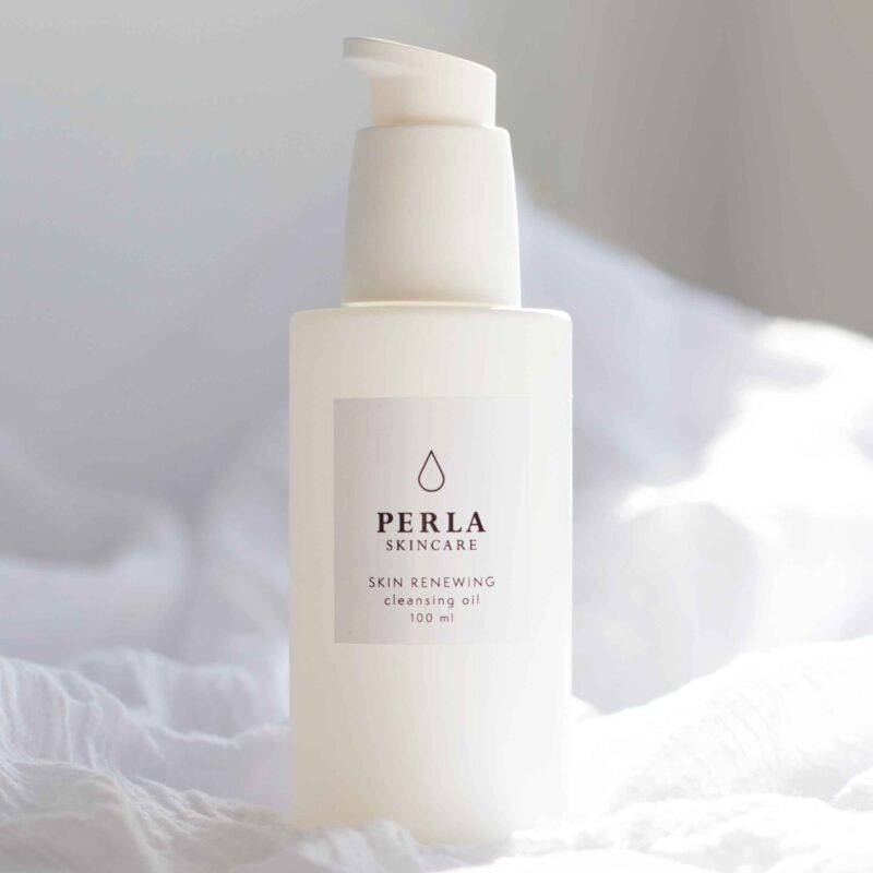 Perla Skincare skin renewal facial oil cleanser for the perfectly clean and soft skin. With nourishing and calming botanical oils.