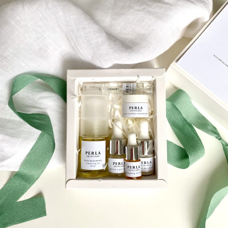 This discovery set contains 6 pieces of Perla products for the whole skincare routine day and night.