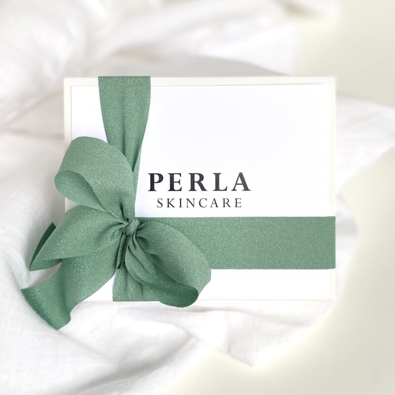 This discovery set contains 6 pieces of Perla products for the whole skincare routine day and night.